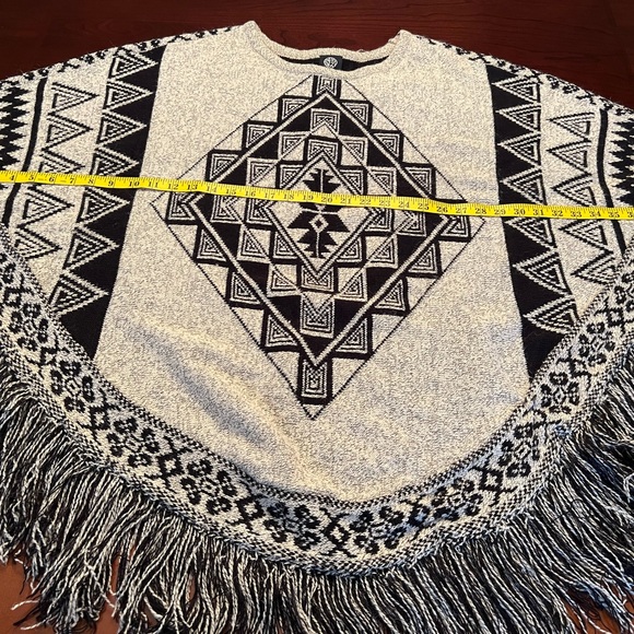 Bobeau – Fringe Poncho, Black and Tan Long - 3/4 Sleeve Crewneck Sweater - Picture 9 of 12